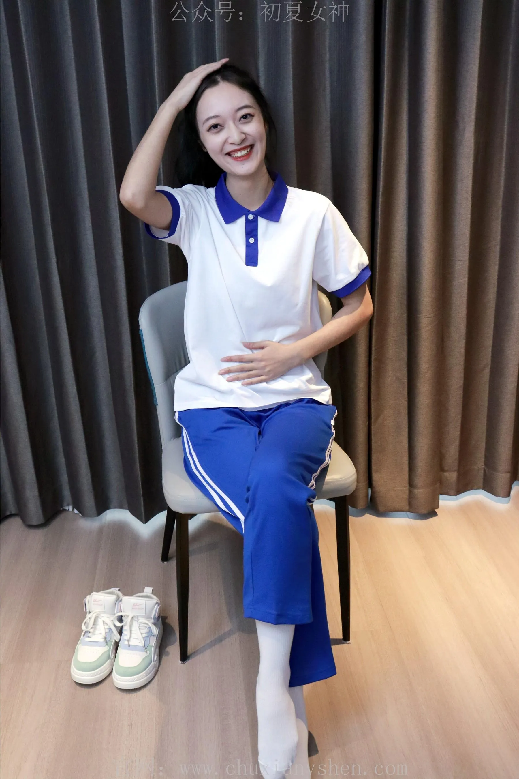初夏女神 NO.001 依依校服搭配37码运动鞋拍摄 [126P]插图2